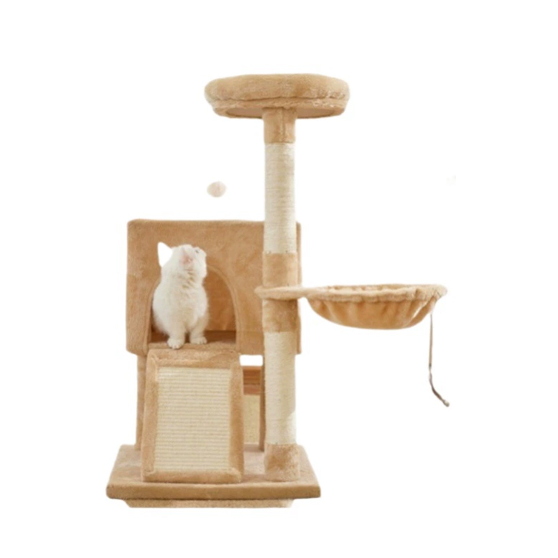 Gato de pelúcia brincando de casinha de madeira